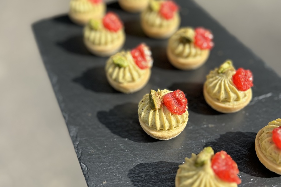 Pistachio & Raspberry Tartlette
